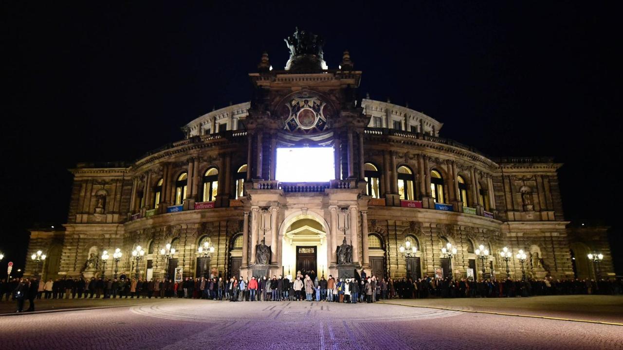 Eine Menschenkette zieht sich in Dresden über den Theaterplatz vor der Semperoper, um der Zerstörung der Stadt im Zweiten Weltkrieg zu gedenken. Eine Menschenkette zieht sich in Dresden über den Theaterplatz vor der Semperoper, um der Zerstörung der Stadt im Zweiten Weltkrieg zu gedenken.