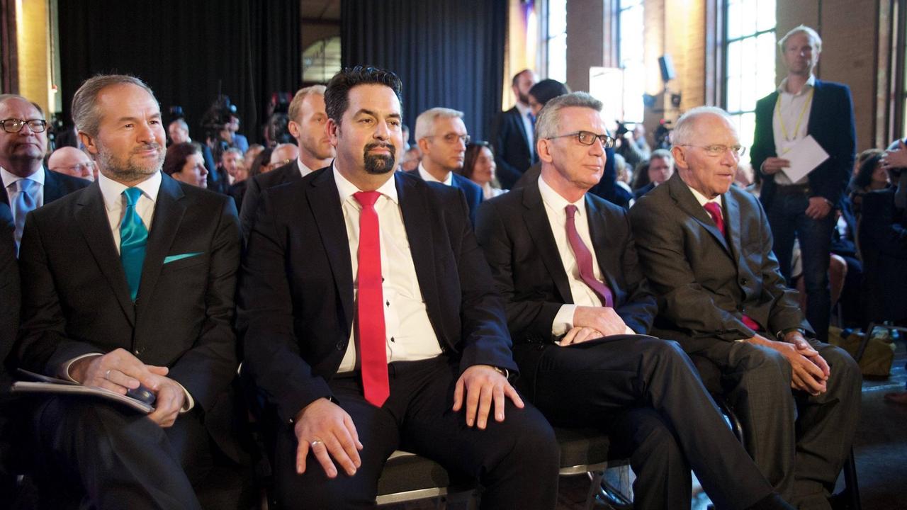 Die Deutsche Islamkonferenz feiert am 27.09.2016 mit einem Festakt in Berlin ihr zehnjaehriges Bestehen - von links nach rechts: Bekir Alboga, Vertreter der Tuerkisch Islamischen Union der Anstalt fuer Religion / Ditib; Aiman Mazyek, Vorsitzender des Zentralrats der Muslime in Deutschland; Bundesinnenminister Thomas de Maiziere; Bundesfinanzminister Wolfgang Schäuble Die Deutsche Islamkonferenz feiert am 27.09.2016 mit einem Festakt in Berlin ihr zehnjaehriges Bestehen - von links nach rechts: Bekir Alboga, Vertreter der Tuerkisch Islamischen Union der Anstalt fuer Religion / Ditib; Aiman Mazyek, Vorsitzender des Zentralrats der Muslime in Deutschland; Bundesinnenminister Thomas de Maiziere; Bundesfinanzminister Wolfgang Schäuble