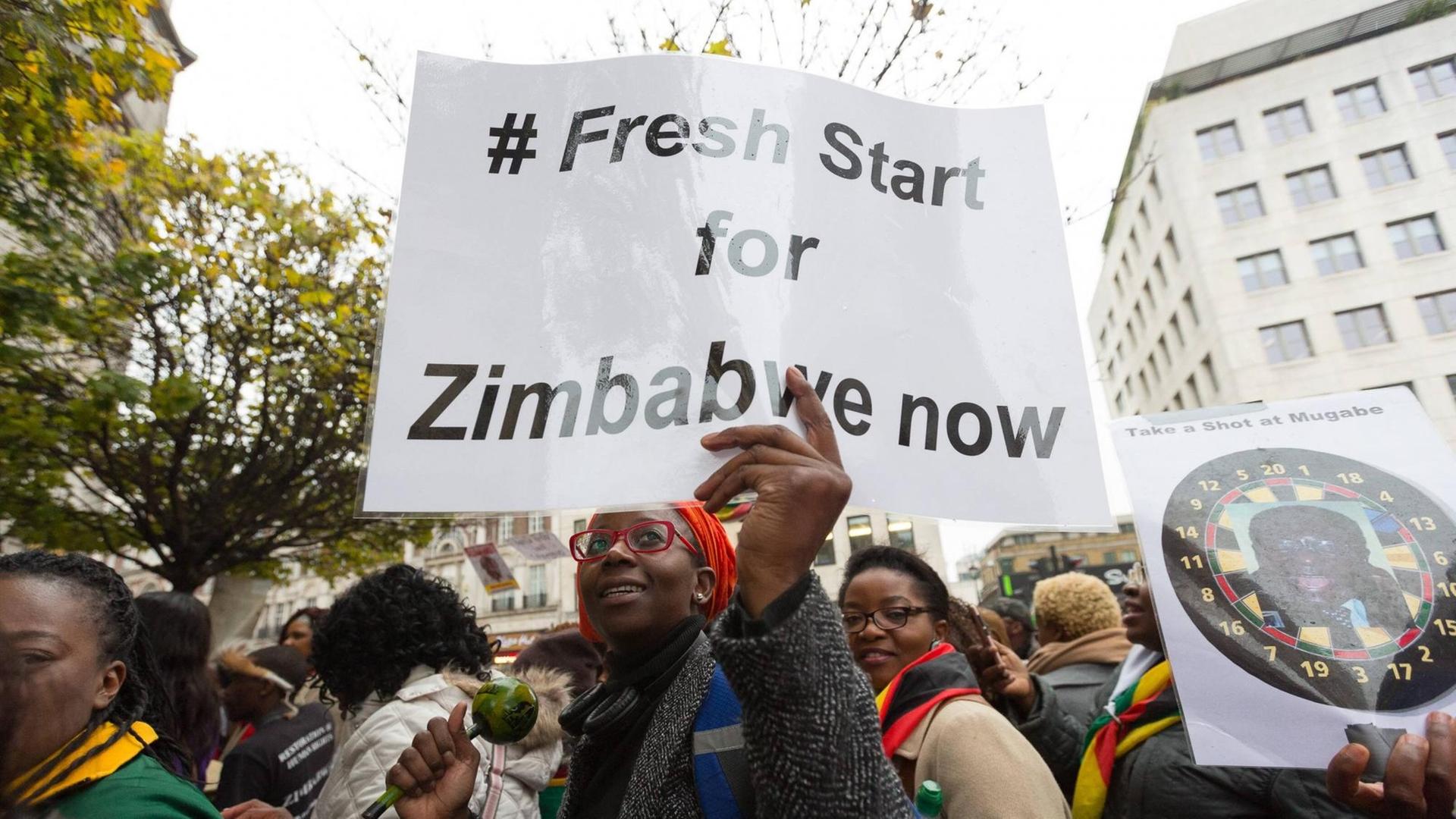 November 18, 2017 - London, London, UK - London, UK. Zimbabweans dance and celebrate outside the Zimbabwe Embassy in London to demonstrate in support of the ousting of President Robert Mugabe. London UK PUBLICATIONxINxGERxSUIxAUTxONLY - ZUMAl94_ 20171118_zaf_l94_029 Copyright: xVickiexFloresx November 18, 2017 - London, London, UK - London, UK. Zimbabweans dance and celebrate outside the Zimbabwe Embassy in London to demonstrate in support of the ousting of President Robert Mugabe. London UK PUBLICATIONxINxGERxSUIxAUTxONLY - ZUMAl94_ 20171118_zaf_l94_029 Copyright: xVickiexFloresx
