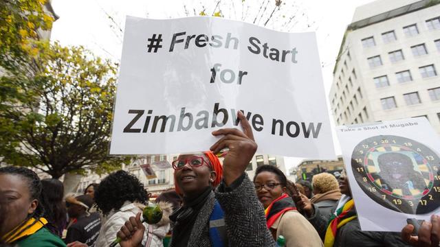 November 18, 2017 - London, London, UK - London, UK. Zimbabweans dance and celebrate outside the Zimbabwe Embassy in London to demonstrate in support of the ousting of President Robert Mugabe. London UK PUBLICATIONxINxGERxSUIxAUTxONLY - ZUMAl94_ 20171118_zaf_l94_029 Copyright: xVickiexFloresx