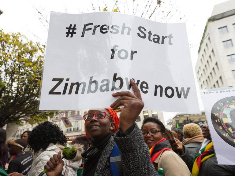 November 18, 2017 - London, London, UK - London, UK. Zimbabweans dance and celebrate outside the Zimbabwe Embassy in London to demonstrate in support of the ousting of President Robert Mugabe. London UK PUBLICATIONxINxGERxSUIxAUTxONLY - ZUMAl94_ 20171118_zaf_l94_029 Copyright: xVickiexFloresx
