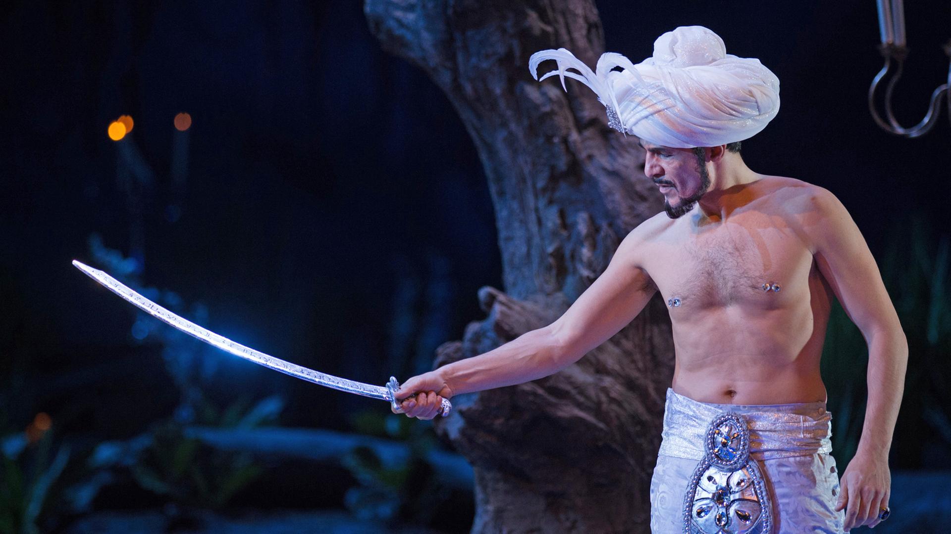 Der Schauspieler Erol Sander in der Rolle des Bassa Selim in Mozarts "Entführung aus dem Serail" bei der Probe in der Semperoper in Dresden; Aufnahme vom 11. April 2017 Der Schauspieler Erol Sander in der Rolle des Bassa Selim in Mozarts "Entführung aus dem Serail" bei der Probe in der Semperoper in Dresden; Aufnahme vom 11. April 2017