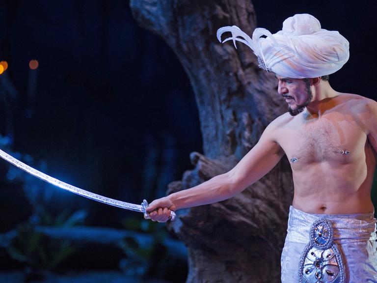Der Schauspieler Erol Sander in der Rolle des Bassa Selim in Mozarts "Entführung aus dem Serail" bei der Probe in der Semperoper in Dresden; Aufnahme vom 11. April 2017