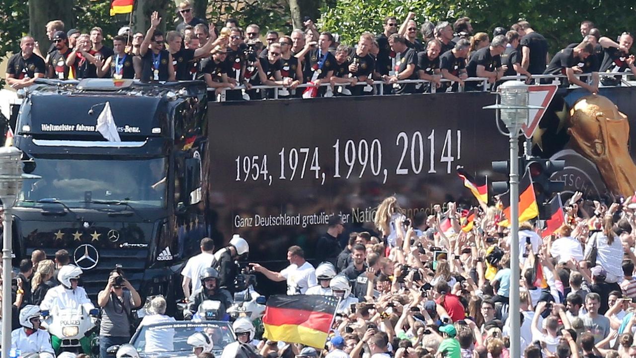 Die deutsche Nationalmannschaft wird am 15.07.2014 in Berlin auf ihrer Fahrt zur Fanmeile am Brandenburger Tor von den Fans empfangen. Die deutsche Nationalmannschaft wird am 15.07.2014 in Berlin auf ihrer Fahrt zur Fanmeile am Brandenburger Tor von den Fans empfangen.