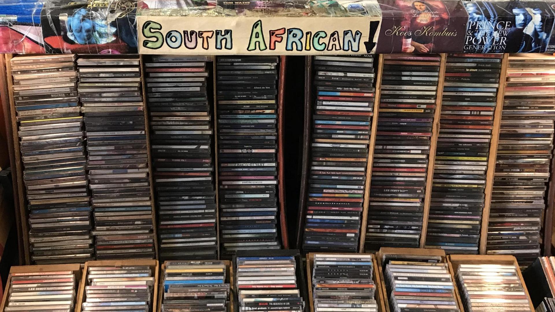 "South African" steht auf einem Schild über einem CD-Regal im Plattenladen Mabu Vinyl in Kapstadt in Südafrika "South African" steht auf einem Schild über einem CD-Regal im Plattenladen Mabu Vinyl in Kapstadt in Südafrika