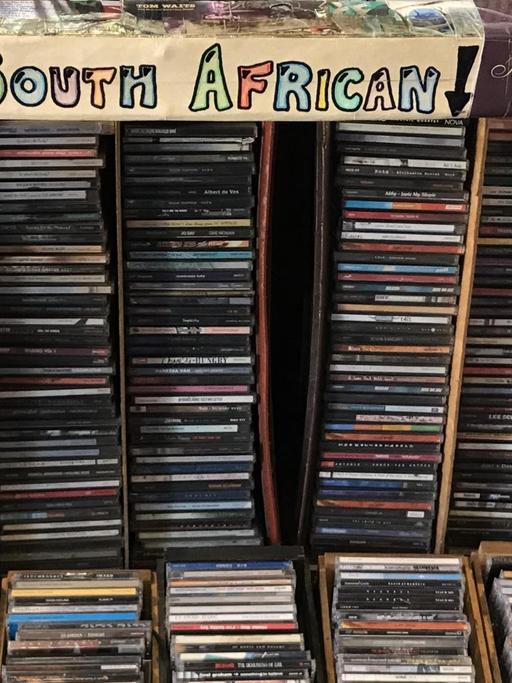 "South African" steht auf einem Schild über einem CD-Regal im Plattenladen Mabu Vinyl in Kapstadt in Südafrika