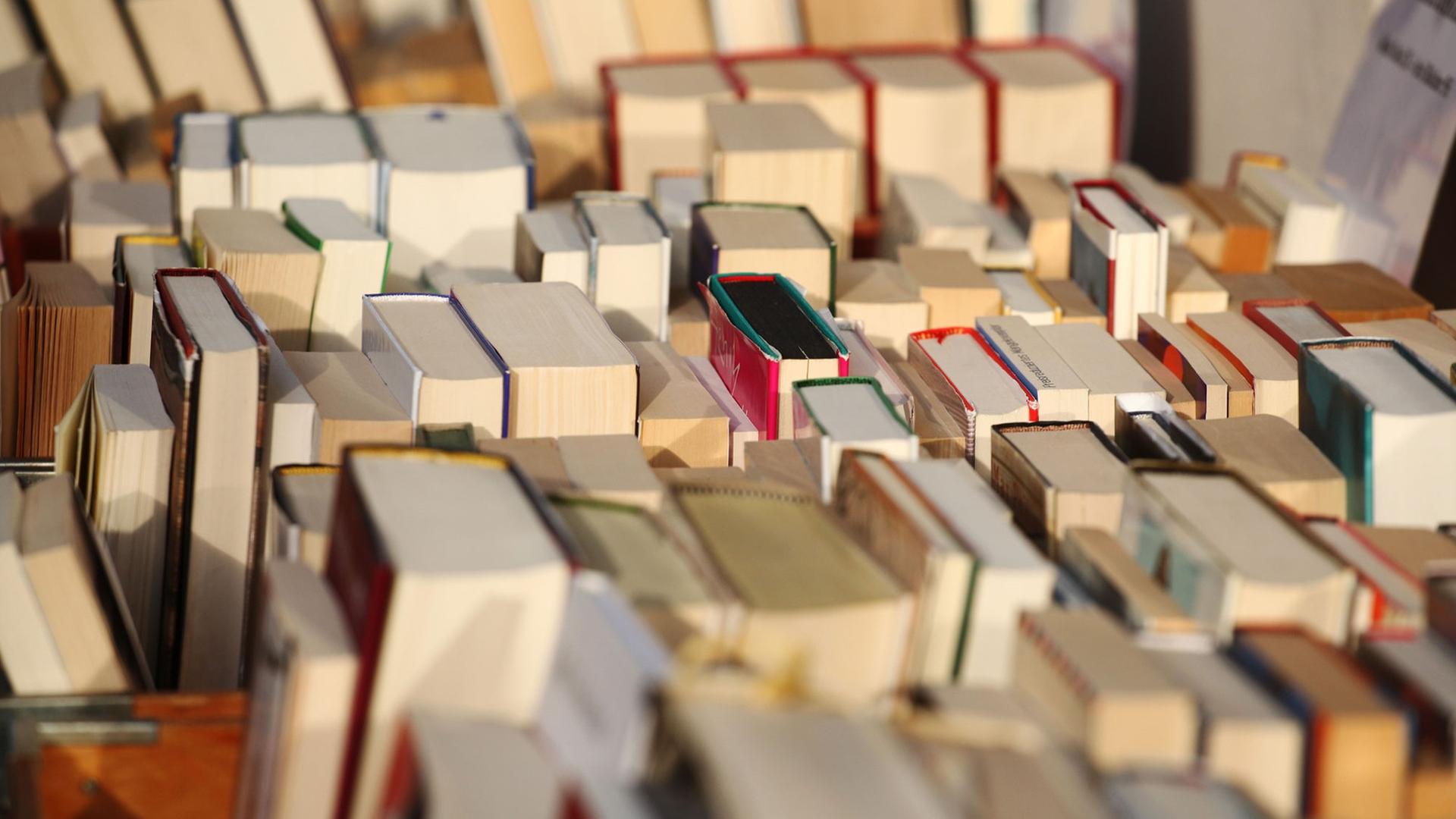 Gebrauchte Bücher stehen in Kisten vor einem Antiquariat in Berlin Gebrauchte Bücher stehen in Kisten vor einem Antiquariat in Berlin