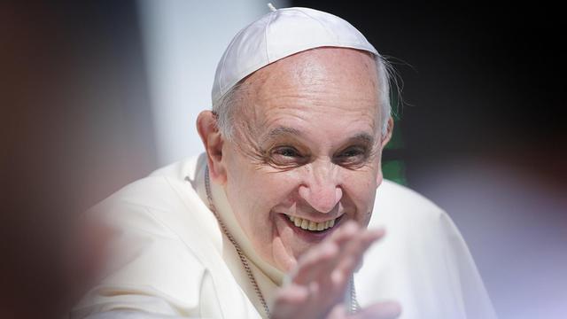 Papst Franziskus lächelnd bei einer Audienz auf dem Petersplatz im Vatikan.