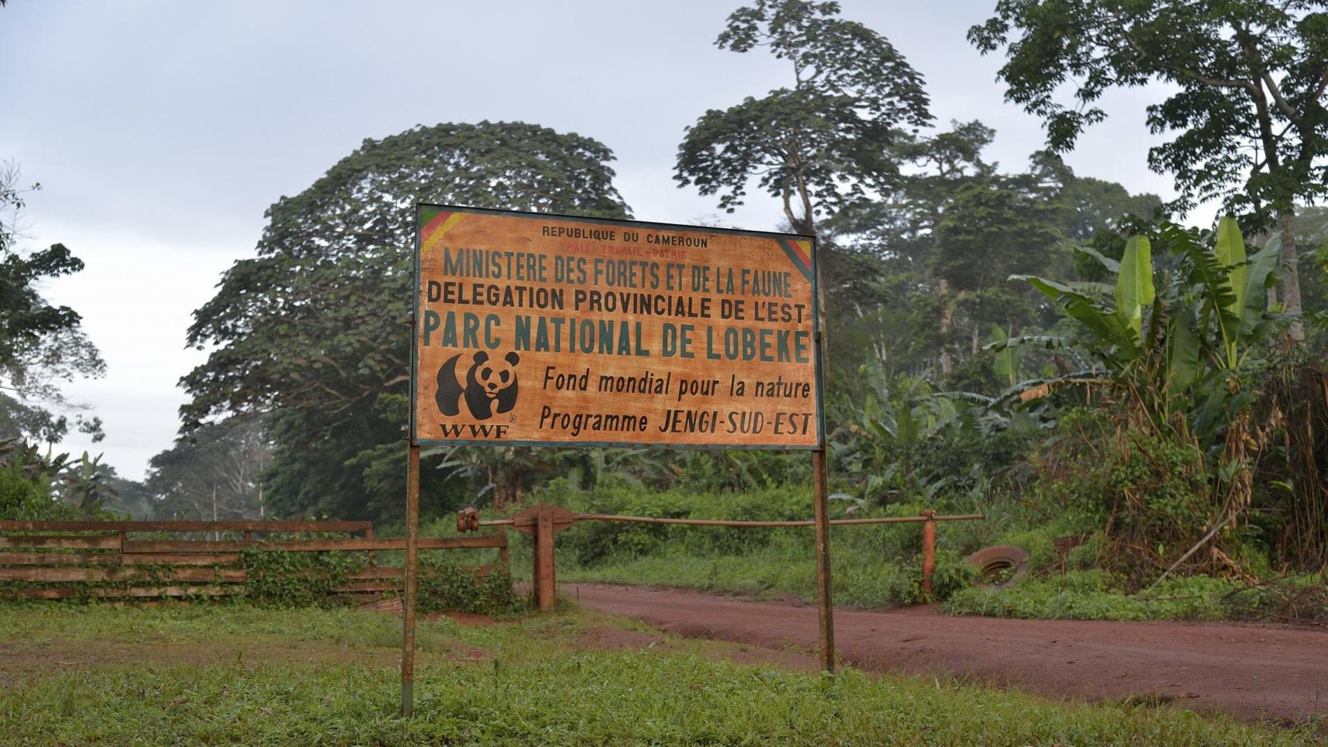 Schild am Eingang zum Lobeké Nationalpark in Kamerun Schild am Eingang zum Lobeké Nationalpark in Kamerun