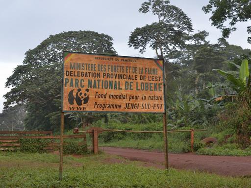 Schild am Eingang zum Lobeké Nationalpark in Kamerun