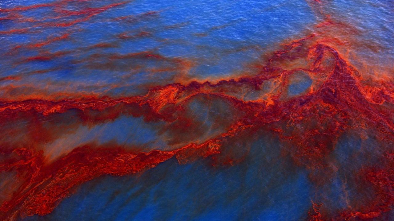 Ausgelaufenes Öl der Bohrplattform Deepwater Horizon, Golf von Mexiko. Ausgelaufenes Öl der Bohrplattform Deepwater Horizon, Golf von Mexiko.