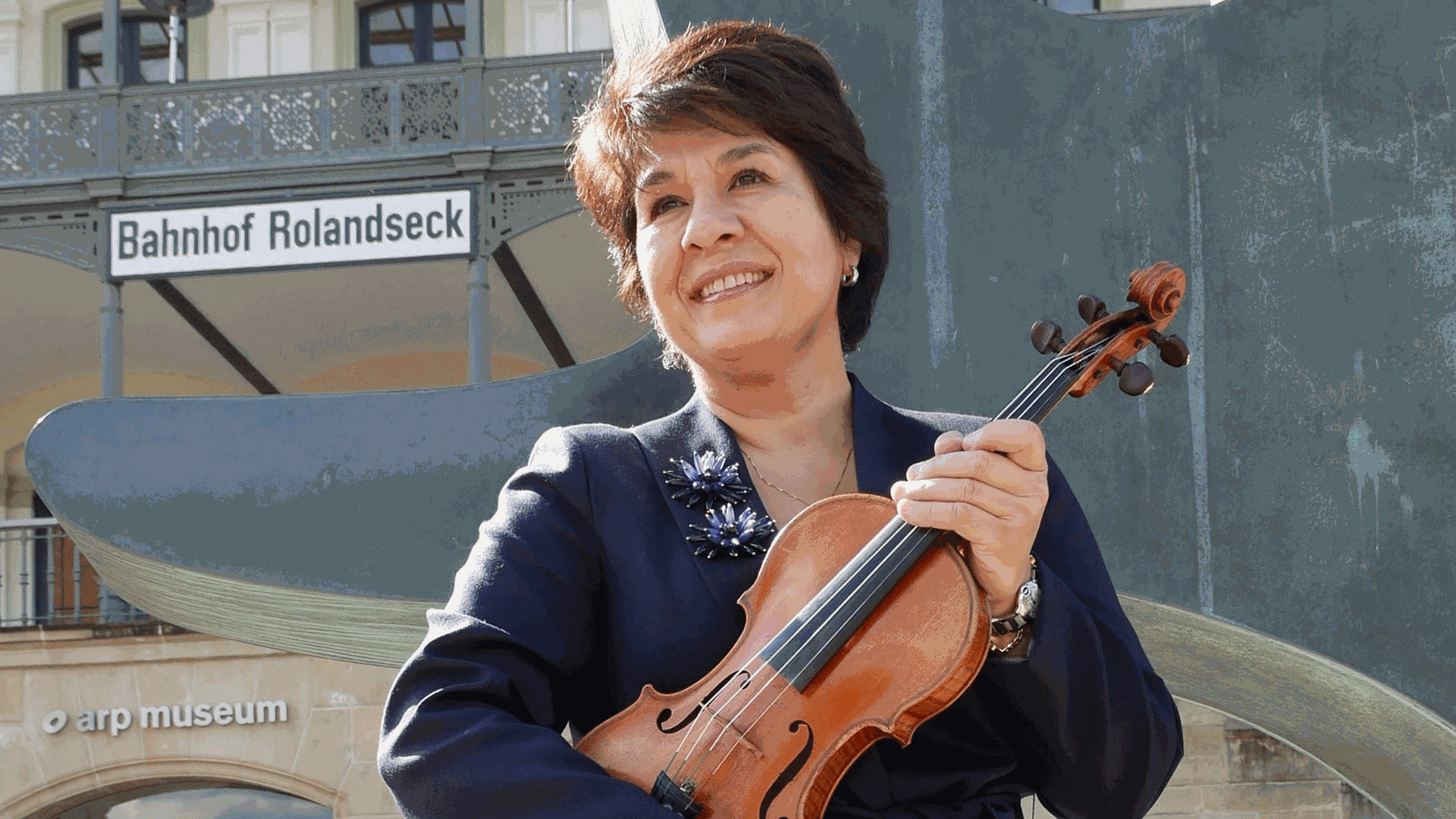 Die Geigerin und Leiterin des Rolandseck Festivals Mihaela Martin Die Geigerin und Leiterin des Rolandseck Festivals Mihaela Martin