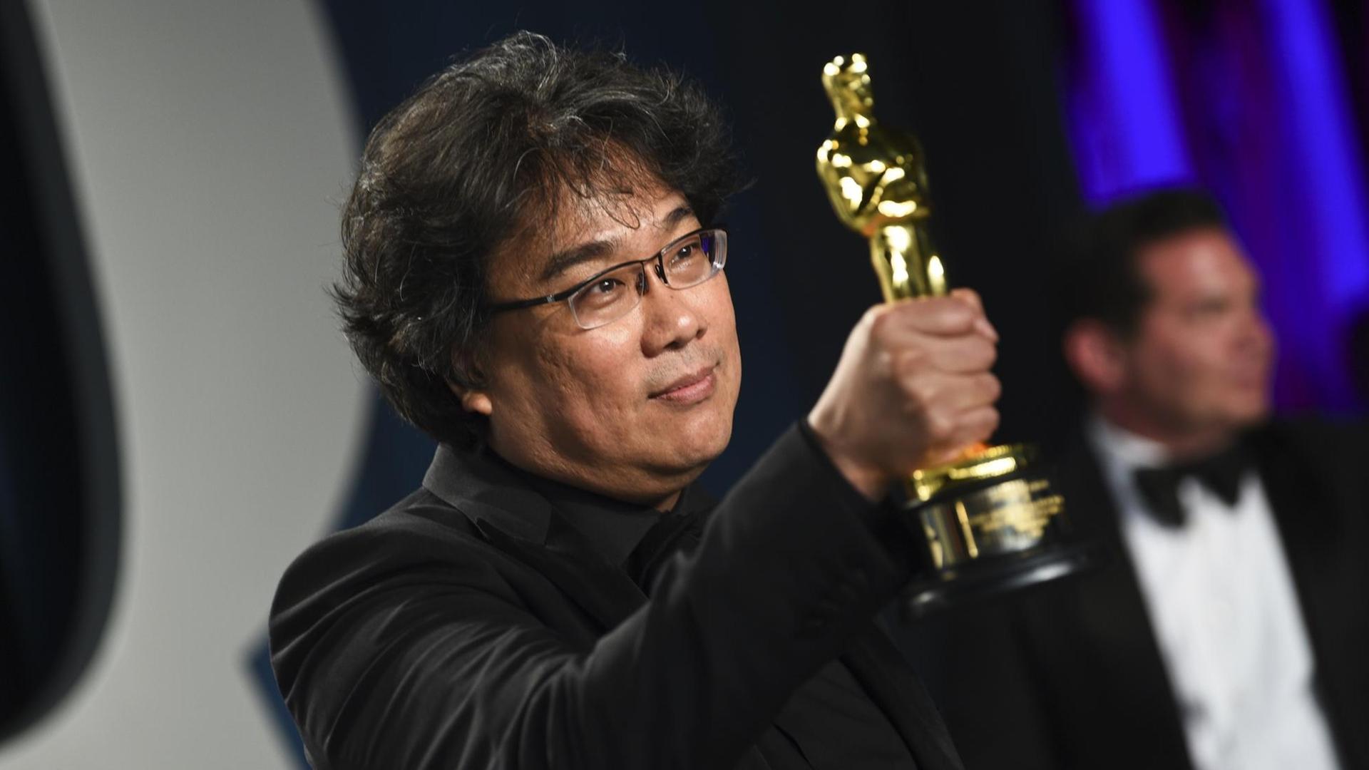 Der Regisseur Bong Joon-ho präsentiert den Oscar für den besten Film. Der Regisseur Bong Joon-ho präsentiert den Oscar für den besten Film.