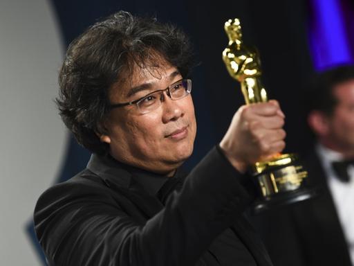 Der Regisseur Bong Joon-ho präsentiert den Oscar für den besten Film.
