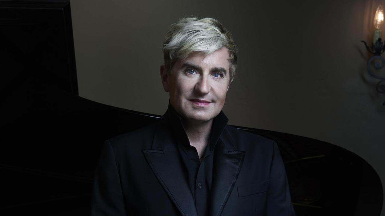 Der Pianist steht vor seinem Flügel. Der Pianist steht vor seinem Flügel.