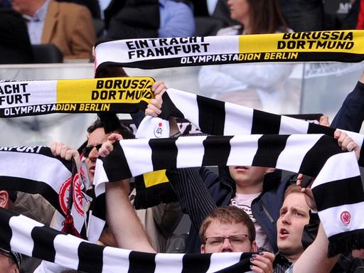 Das Bild zeigt eine Aufnahme vom Spiel der ersten Bundesliga zwischen Eintracht Frankfurt und RB Leipzig am 20.05.2017 in der Commerzbank-Arena in Frankfurt. Die Zuschauer halten Fanschals für das DFB-Pokalfinale von eintracht Frankfurt gegen Borussia Dortmund hoch.