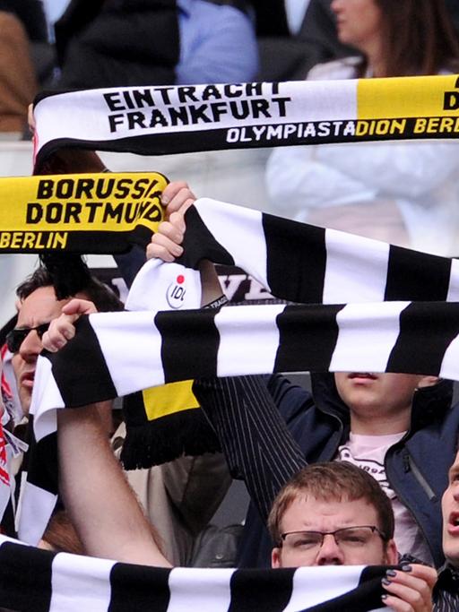 Das Bild zeigt eine Aufnahme vom Spiel der ersten Bundesliga zwischen Eintracht Frankfurt und RB Leipzig am 20.05.2017 in der Commerzbank-Arena in Frankfurt. Die Zuschauer halten Fanschals für das DFB-Pokalfinale von eintracht Frankfurt gegen Borussia Dortmund hoch.