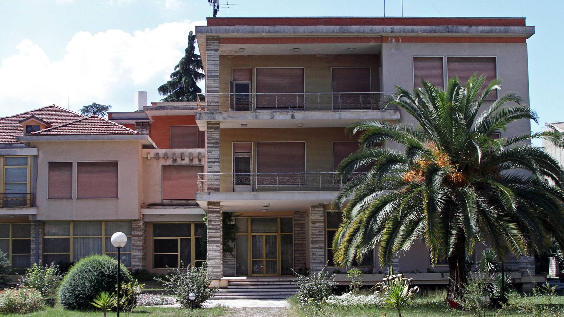 Die Villa des ehemaligen Diktators Enver Hoxha in der albanischen Hauptstadt Tirana, aufgenommen am 6.9.2013 Die Villa des ehemaligen Diktators Enver Hoxha in der albanischen Hauptstadt Tirana, aufgenommen am 6.9.2013