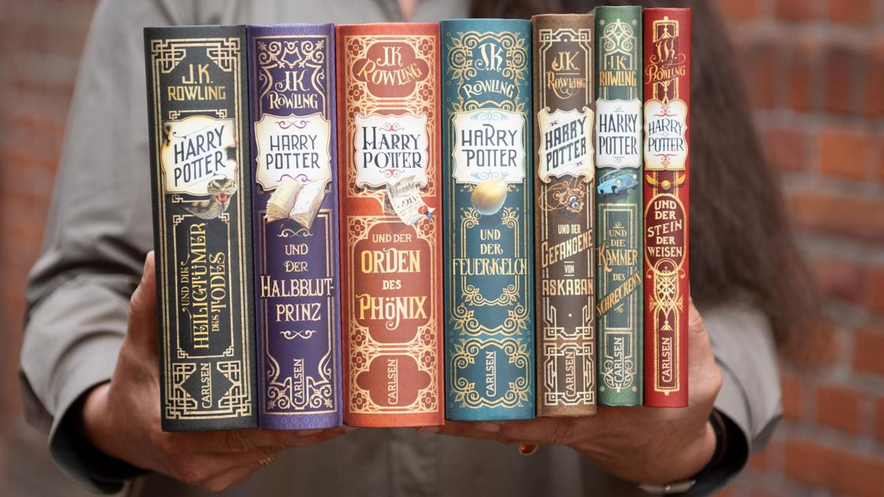 Renate Herre, Geschäftsführerin des Carlsen-Verlages, hält die Neuausgaben aller sieben Harry Potter Bände in den Händen. (2018)