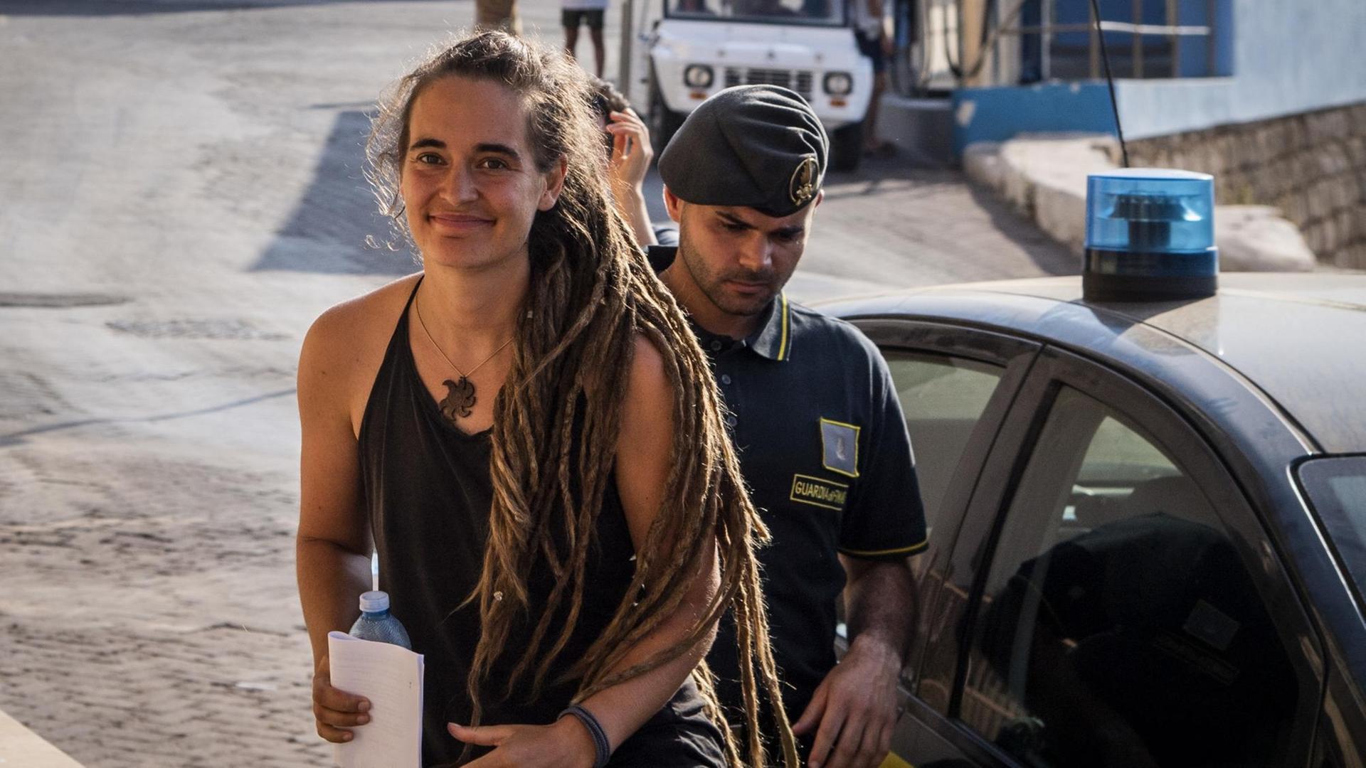 Die Kapitänin der Sea Watch 3, Carola Rackete, am Hafen von Lampedusa