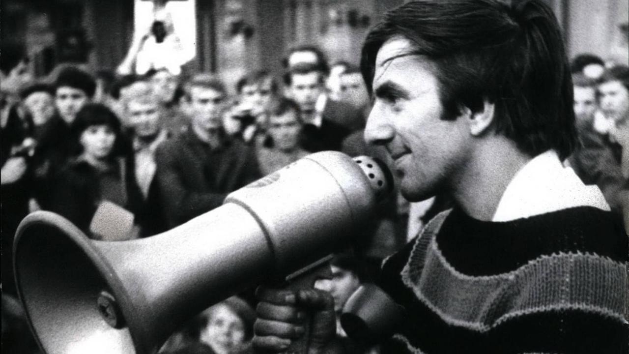 Rudi Dutschke 1967 mit Megafon bei einer unangemeldeten Demonstration am Berliner Kurfürstendamm