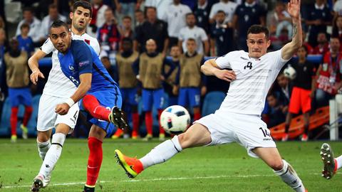 Dimitri Payet locht für die Franzosen zum 2:0 gegen Albanien ein.