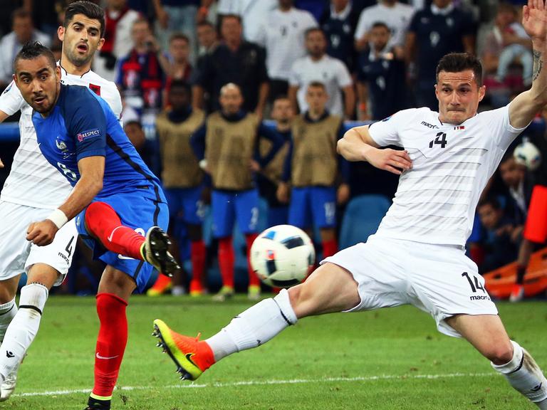 Dimitri Payet locht für die Franzosen zum 2:0 gegen Albanien ein.