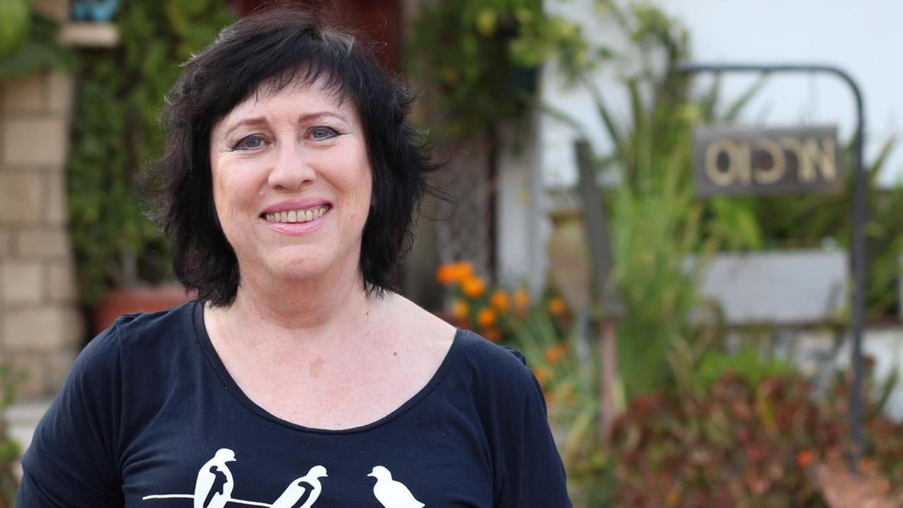 Ilana Marcus steht vor ihrem Haus in Aschkelon. Ihre Eltern wanderten in den 30er-Jahren von Deutschland nach Israel aus. Ilana Marcus steht vor ihrem Haus in Aschkelon. Ihre Eltern wanderten in den 30er-Jahren von Deutschland nach Israel aus.
