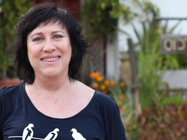 Ilana Marcus steht vor ihrem Haus in Aschkelon. Ihre Eltern wanderten in den 30er-Jahren von Deutschland nach Israel aus.