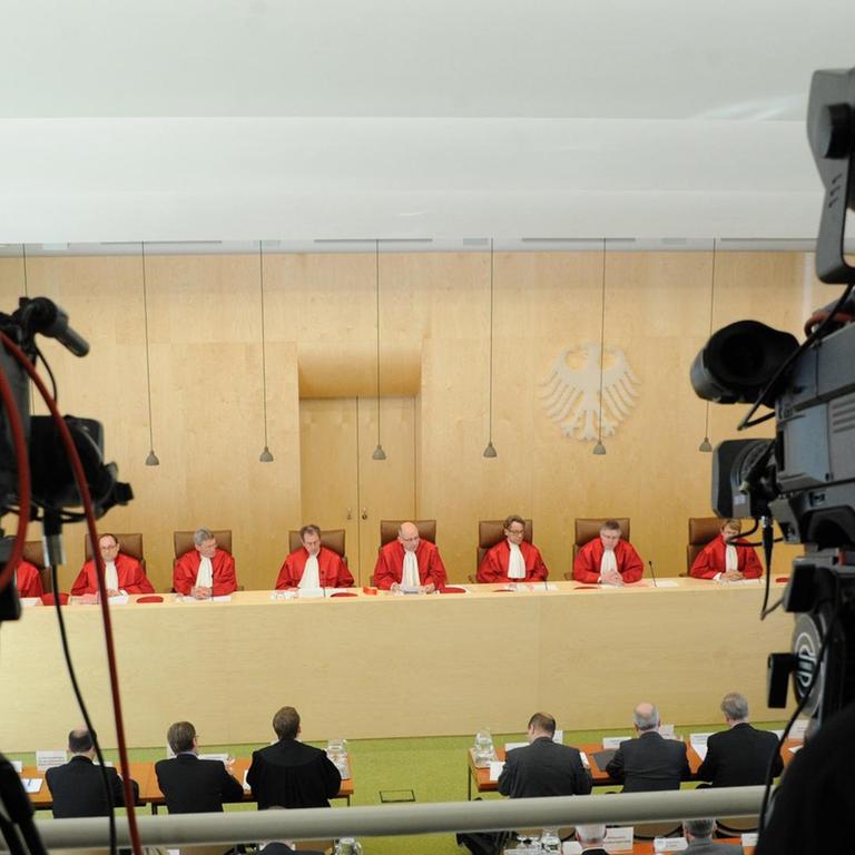 Der Erste Senat beim Bundesverfassungsgericht in Karlsruhe: Gabriele Britz (l-r), Andreas Paulus, Michael Eichberger, Johannes Masing , Ferdinand Kirchhof (Vorsitz), Reinhard Gaier, Wilhelm Schluckebier und Susanne Baer, verkündet am 24.04.2013 in Karlsruhe sein Urteil zur Antiterrordatei. Eine Kamera filmt die Verkündung.