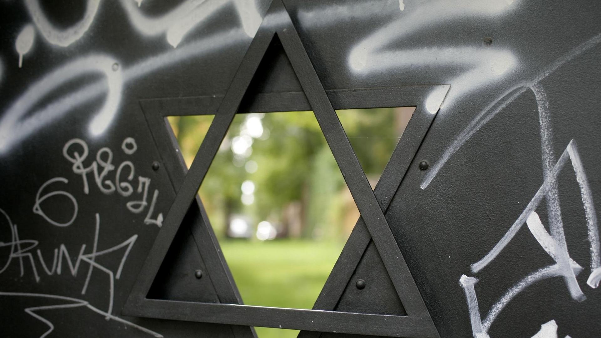 Der mit Graffiti verunzierte Eingang zum Jüdischen Friedhof an der Schönhauser Allee in der Nähe des Kollwitzplatzes im Prenzlauer Berg in Berlin, aufgenommen 2007 Der mit Graffiti verunzierte Eingang zum Jüdischen Friedhof an der Schönhauser Allee in der Nähe des Kollwitzplatzes im Prenzlauer Berg in Berlin, aufgenommen 2007
