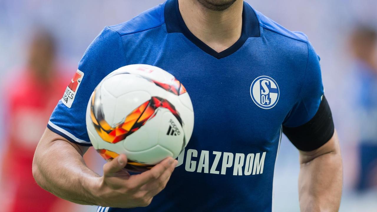 Ein Schalker Spieler mit dem neuen Trikot der Saison 2016/2017 hält einen Ball in der Hand. Ein Schalker Spieler mit dem neuen Trikot der Saison 2016/2017 hält einen Ball in der Hand.