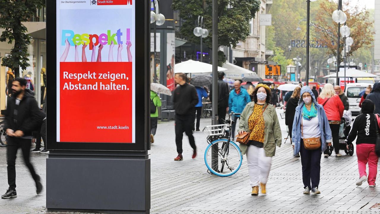 Auf einer Werbeanzeige der Stadt Köln wird für das Abstandhalten im öffentlichen Raum geworben. Auf einer Werbeanzeige der Stadt Köln wird für das Abstandhalten im öffentlichen Raum geworben.