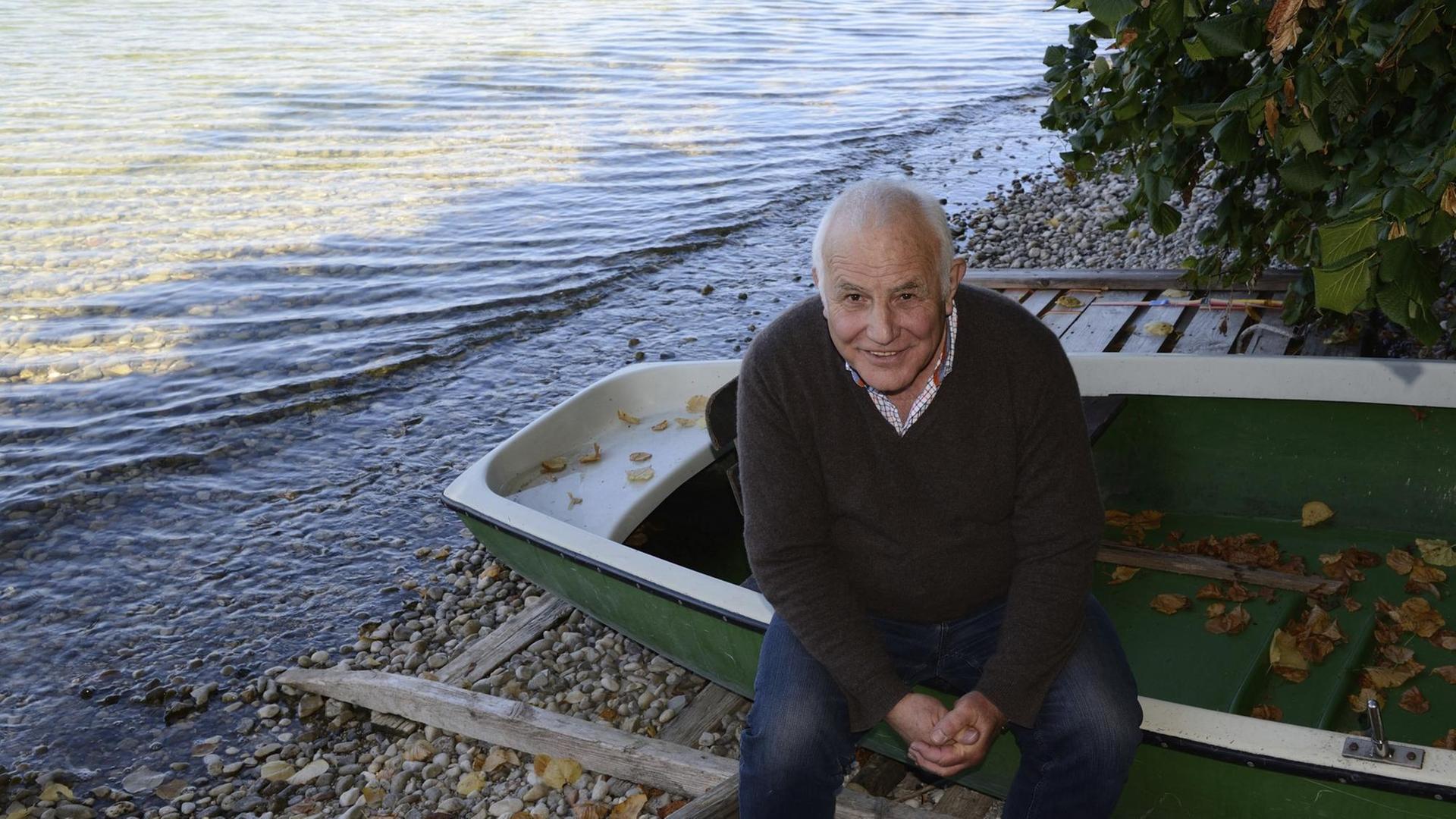 Anatol Regnier, deutscher Schriftsteller, Chansonsänger und Gitarrist, in Münsing am Starnberger See 2019. Anatol Regnier, deutscher Schriftsteller, Chansonsänger und Gitarrist, in Münsing am Starnberger See 2019.