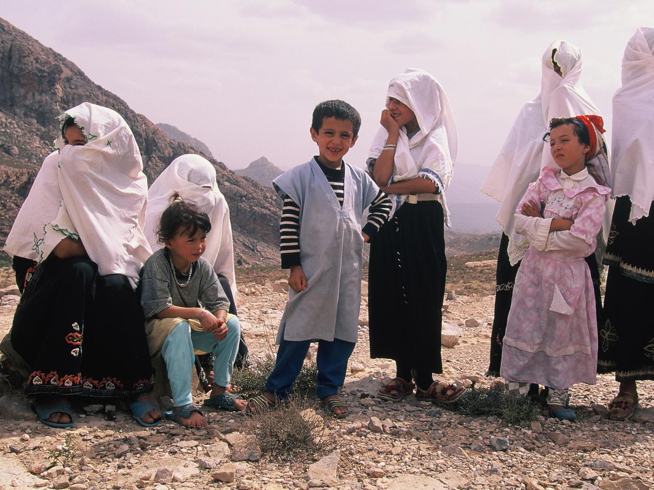 Verschleierte Berber Kinder im Anti Atlas Gebirge, Marokko.