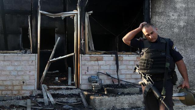 Ein Mitglied der israelischen Sicherheitskräfte inspiziert ein Haus im Westjordanland, das mutmaßlich von israelischen Siedlern in Brand gesteckt wurde.