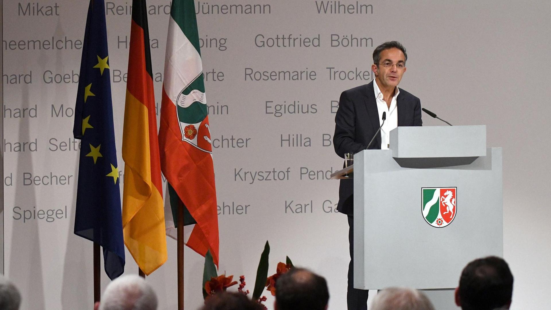 Der Autor Navid Kermani spricht am 27.11.2017 bei der Verleihung des NRW-Staatspreises in Köln (Nordrhein-Westfalen) an ihn.