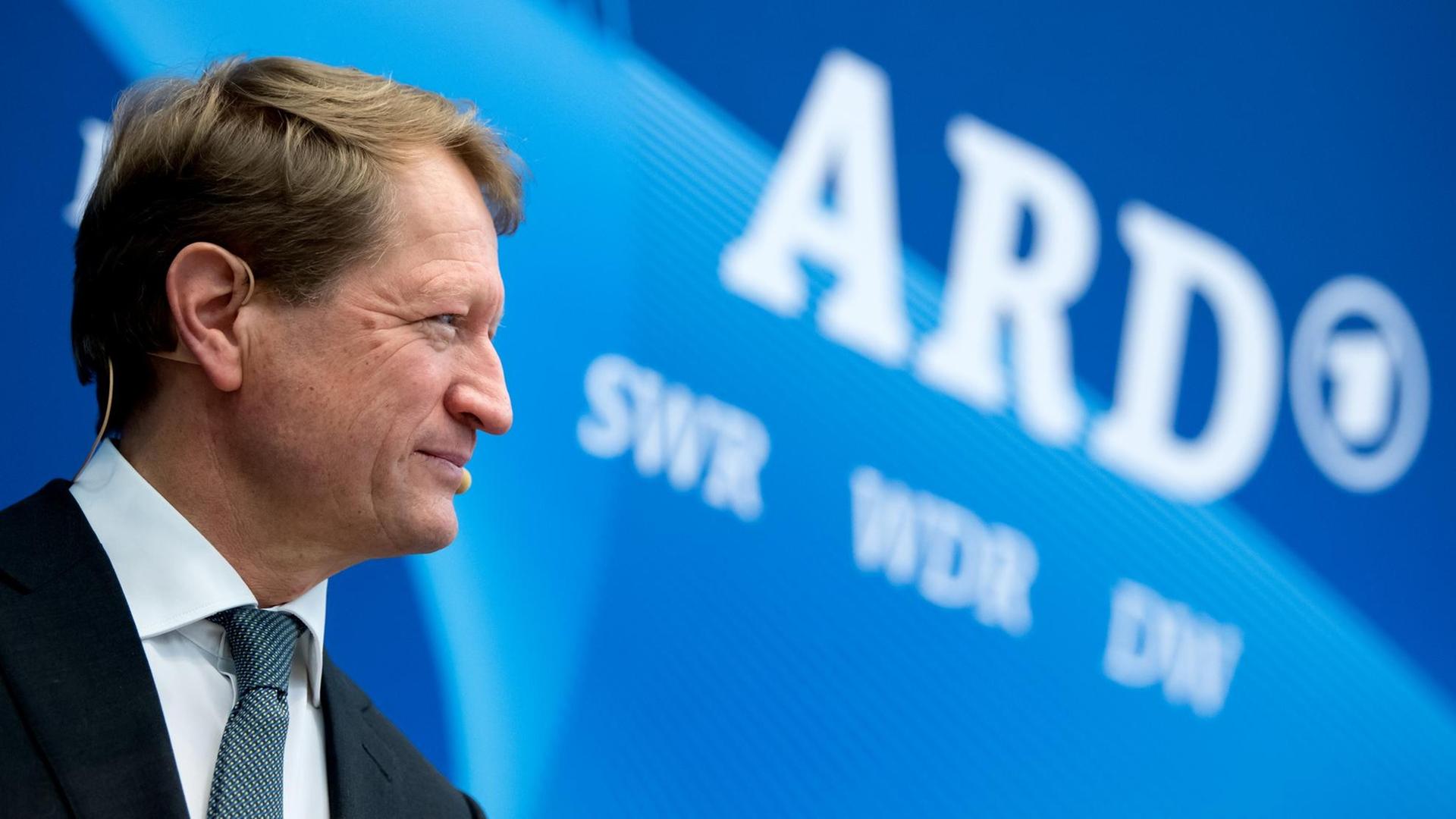 Ulrich Wilhelm spricht nach einer Sitzung der ARD-Intendanten während einer Pressekonferenz. Im Hintergrund ist das ARD-Logo auf blauem Untergrund zu sehen. Ulrich Wilhelm spricht nach einer Sitzung der ARD-Intendanten während einer Pressekonferenz. Im Hintergrund ist das ARD-Logo auf blauem Untergrund zu sehen.