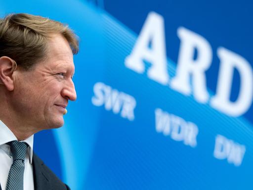 Ulrich Wilhelm spricht nach einer Sitzung der ARD-Intendanten während einer Pressekonferenz. Im Hintergrund ist das ARD-Logo auf blauem Untergrund zu sehen.