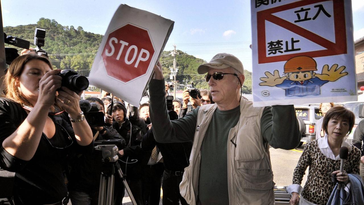 Der US-amerikanische Delfinschützer Richard O'Barry, der im Oscar-prämierten Dokumentarfilm "The Cove" zu sehen war, protestiert am 2.11.2010 im japanischen Taiji gegen die Delfinjagd.
Der US-amerikanische Delfinschützer Richard O'Barry, der im Oscar-prämierten Dokumentarfilm "The Cove" zu sehen war, protestiert am 2.11.2010 im japanischen Taiji gegen die Delfinjagd.