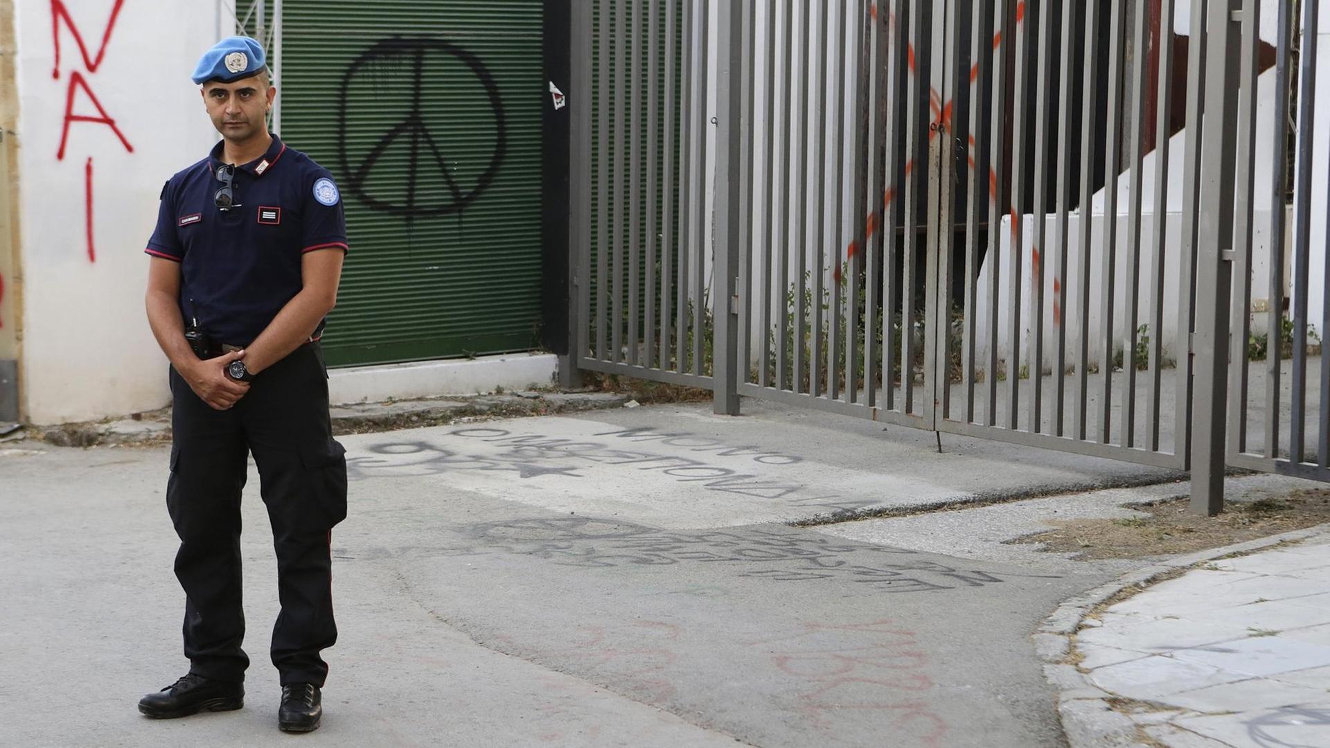 Ein Soldat der UNO-Friedensmission bewacht den Grenzübergang Ledras an der UNO-Pufferzone in der geteilten Stadt Nikosia. Ein Soldat der UNO-Friedensmission bewacht den Grenzübergang Ledras an der UNO-Pufferzone in der geteilten Stadt Nikosia.