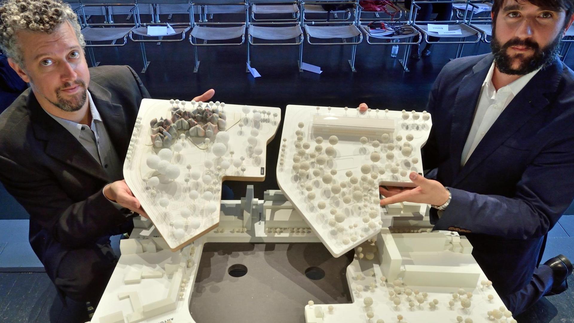 Roberto Penalver Gonzalez (r) aus Barcelona und Michael Young aus New York (li) präsentieren ihre Entwürfe für das geplante Bauhaus-Museum in Dessau. Roberto Penalver Gonzalez (r) aus Barcelona und Michael Young aus New York (li) präsentieren ihre Entwürfe für das geplante Bauhaus-Museum in Dessau.