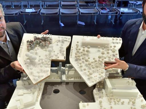 Roberto Penalver Gonzalez (r) aus Barcelona und Michael Young aus New York (li) präsentieren ihre Entwürfe für das geplante Bauhaus-Museum in Dessau.