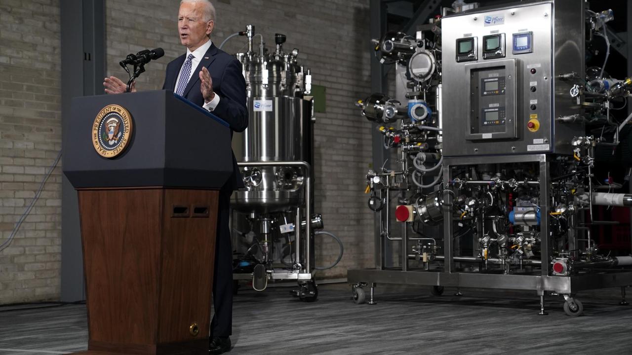 US-Präsident Joe Biden spricht nach der Besichtigung einer Pfizer-Produktionsstätte in Portage, Michigan. US-Präsident Joe Biden spricht nach der Besichtigung einer Pfizer-Produktionsstätte in Portage, Michigan.