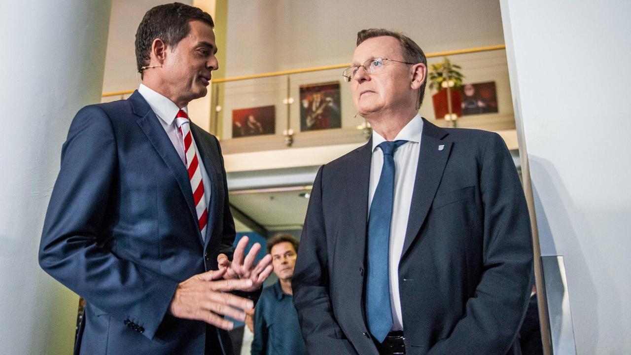 Der Fraktionsvorsitzende der Thüringer CDU Mike Mohring CDU im Gespräch mit dem Thüringer Ministerpräsident Bodo Ramelow Der Fraktionsvorsitzende der Thüringer CDU Mike Mohring CDU im Gespräch mit dem Thüringer Ministerpräsident Bodo Ramelow