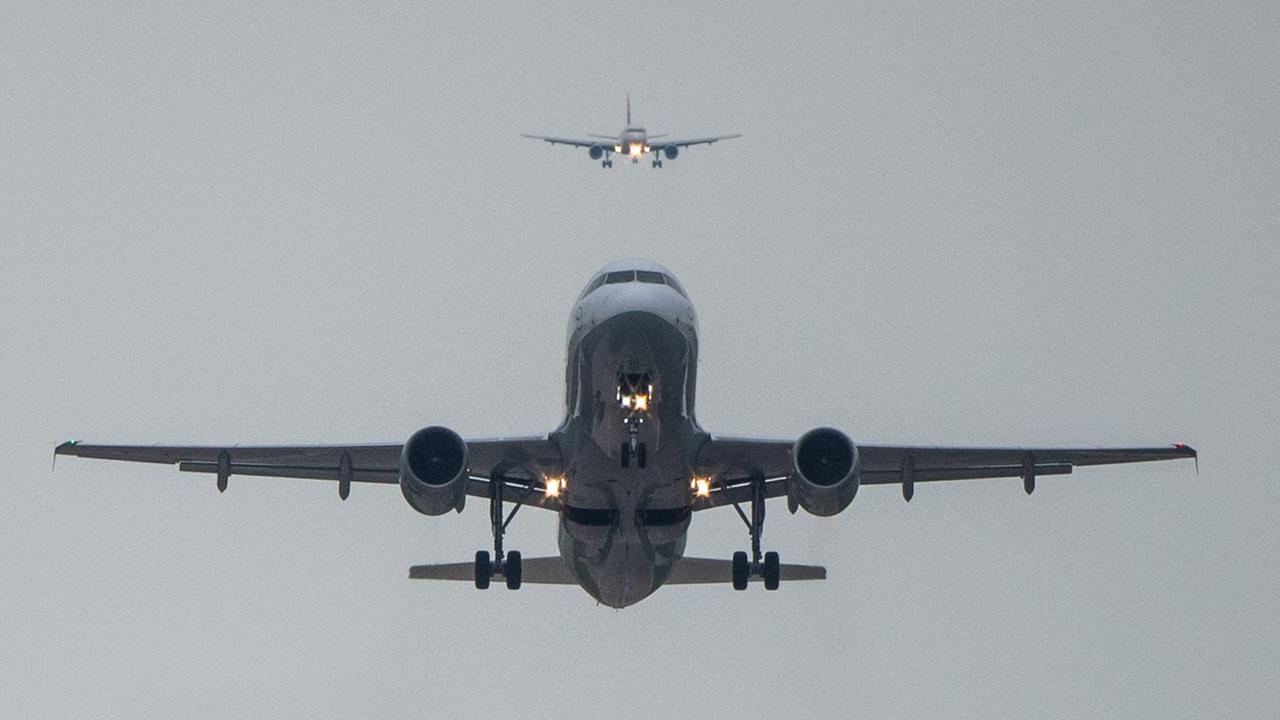 Ein Airbus 320 von Lufthansa startet vom Flughafen Hannover-Langenhagen während dahinter ein Airbus 319 von Swiss im Landeanflug ist. Ein Airbus 320 von Lufthansa startet vom Flughafen Hannover-Langenhagen während dahinter ein Airbus 319 von Swiss im Landeanflug ist.