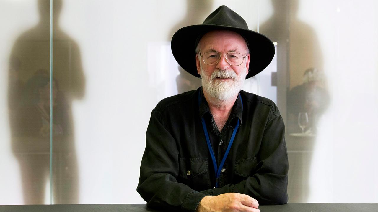 Der Fantasy-Autor Terry Pratchett: Als Satiriker hält er den Menschen den Spiegel vor.