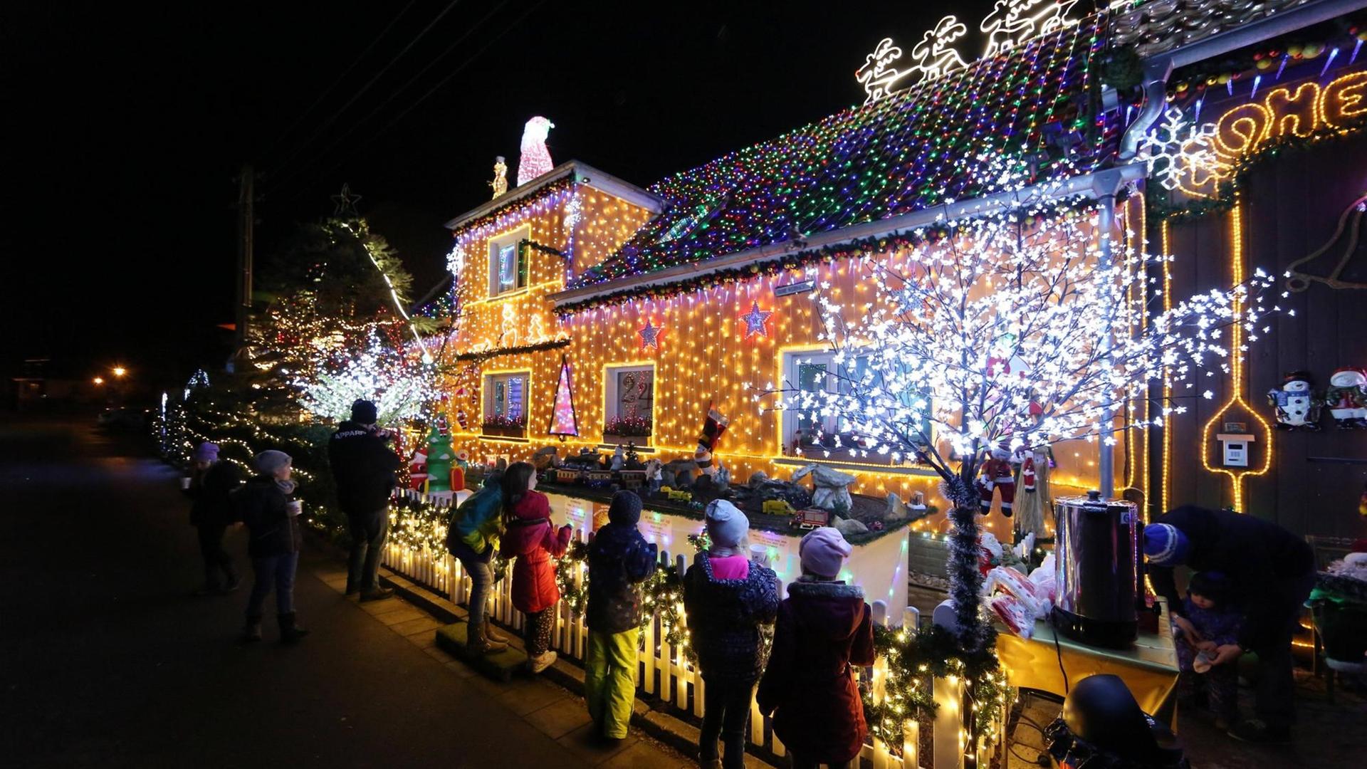 Weihnachten 2017 in Walschleben: Mario Leicht hat fünf Kilometer Lichterketten verlegt, 120000 LEDs verbaut, die Fenster sind ein Adventskalender, seit Anfang Dezember besuchten rund 3000 Besucher das Haus. Weihnachten 2017 in Walschleben: Mario Leicht hat fünf Kilometer Lichterketten verlegt, 120000 LEDs verbaut, die Fenster sind ein Adventskalender, seit Anfang Dezember besuchten rund 3000 Besucher das Haus.