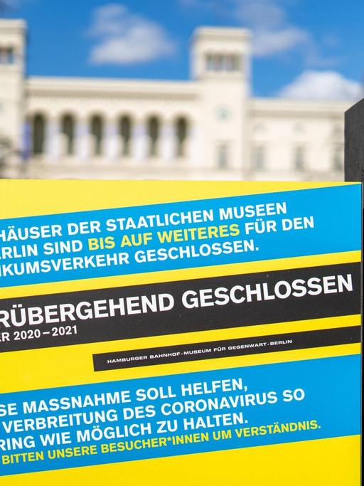 Zaun vor der Fassade des Museums "Hamburger Bahnhof" in Berlin mit einem Schließungs-Plakat.