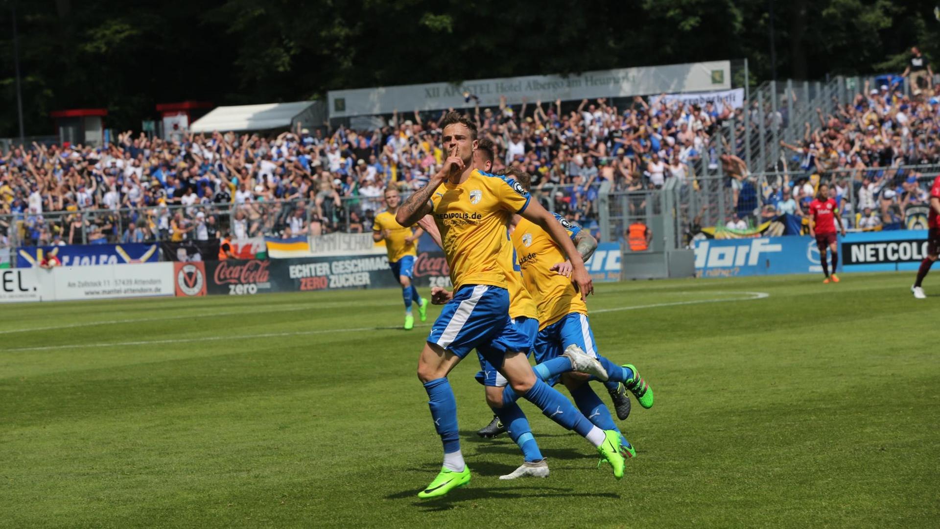 Timmy Thiele vom FC Carl Zeiss Jena bejubelt sein Tor gegen Viktoria Köln.